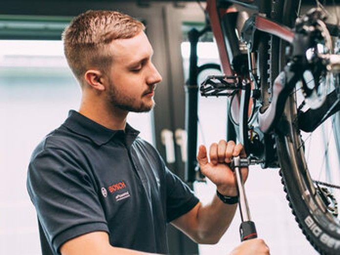 Unser Mechaniker wartet in der Werkstatt Antrieb und Hinterradnabe eines E-Bikes