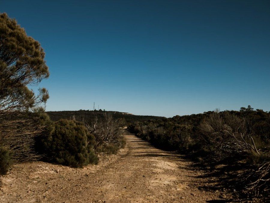 Abgelegener Schotterweg durch Buschland in Queensland, typisch für die Region North Burnett