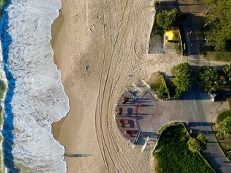 Luftaufnahme eines Strands an der Gold Coast mit Strandpromenade